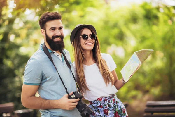 Happy Tourist par i parken på en solig dag ha kul — Stockfoto