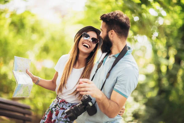 Happy Tourist par i parken på en solig dag ha kul — Stockfoto