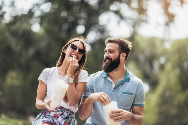 Unga par i kärlek äter popcorn och njuter i stunder av h — Stockfoto