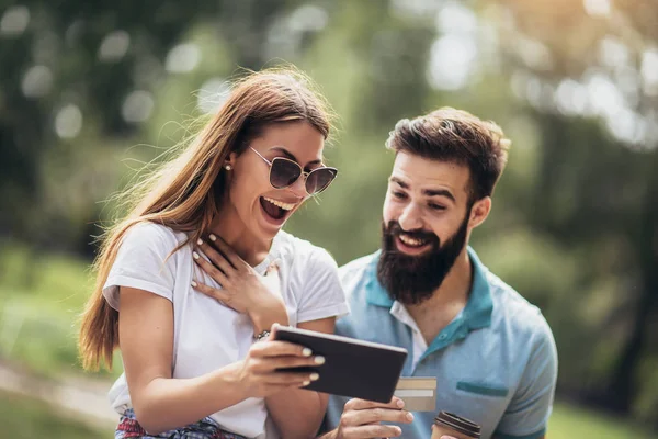 Gelukkig paar betalen op de lijn met creditcard en digitale Tablet — Stockfoto