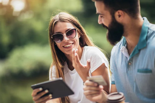 Glückliches Paar bezahlt online mit Kreditkarte und digitalem Tablet — Stockfoto