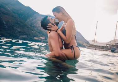 Sahilde eğleniyor seksi genç çift