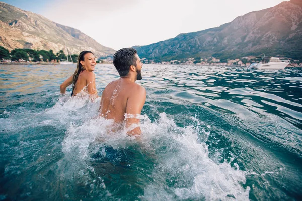 Sexy jovem casal na praia se divertindo — Fotografia de Stock