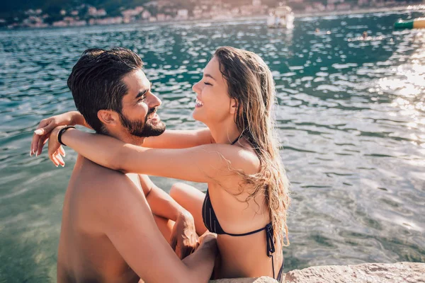 Sexy jovem casal na praia se divertindo — Fotografia de Stock