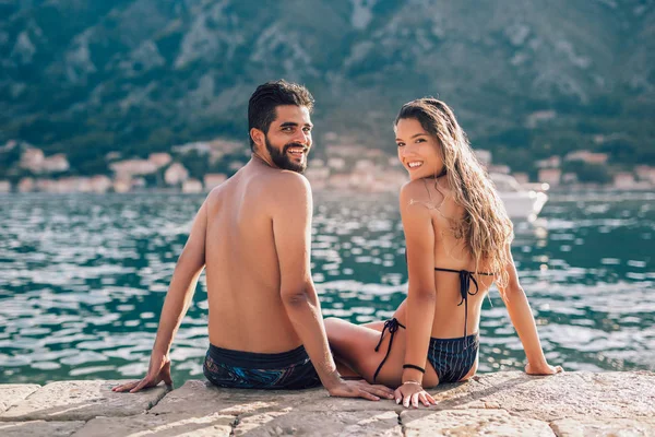Sexy jovem casal na praia se divertindo — Fotografia de Stock