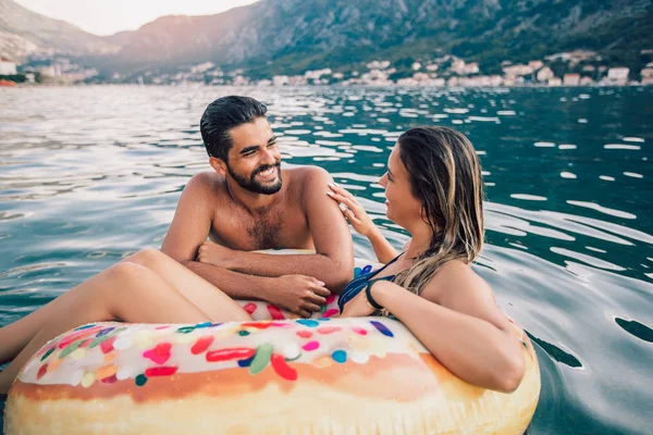 Pareja feliz descansando en el balneario — Foto de Stock