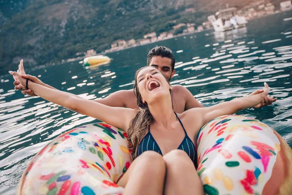 Casal feliz descansando no resort do mar — Fotografia de Stock