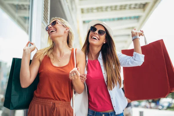 Mooie vrouw met boodschappentassen in de stad-verkoop, winkelen, t — Stockfoto