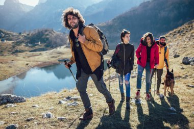 Grup bir dağda sonbahar gününde yürüyüş yürüyüşçü 