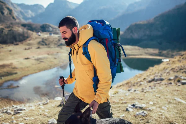 Uomo Viaggiatore con zaino alpinismo .Travel Lifestyle conc — Foto Stock