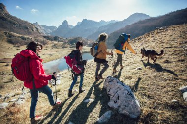 Grup bir dağda sonbahar gününde yürüyüş yürüyüşçü 