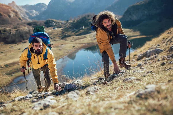 Grupo de excursionistas caminando en una montaña en el día de otoño —  Fotos de Stock