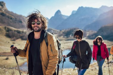 Grup bir dağda sonbahar gününde yürüyüş yürüyüşçü 