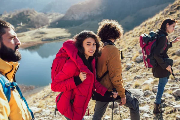 Група туристів, що йдуть на гору в осінній день — стокове фото