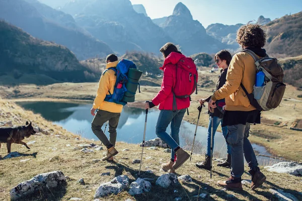 Grupo de caminhantes caminhando em uma montanha no dia de outono — Fotografia de Stock