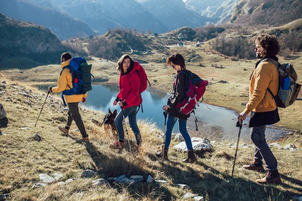 Grupo de caminhantes caminhando em uma montanha no dia de outono — Fotografia de Stock