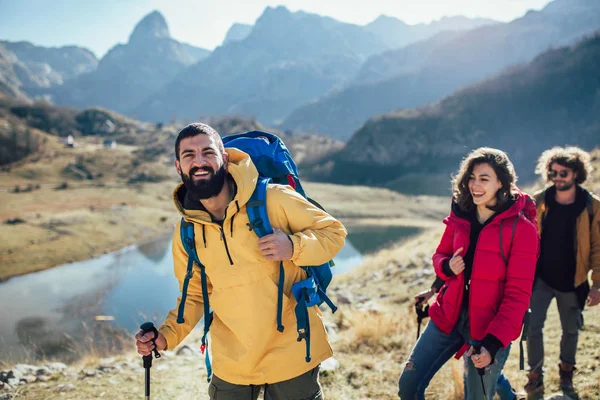 Grupo de caminhantes caminhando em uma montanha no dia de outono — Fotografia de Stock