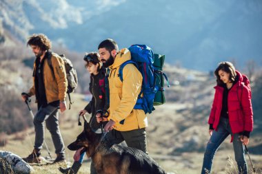 Grup bir dağda sonbahar gününde yürüyüş yürüyüşçü 