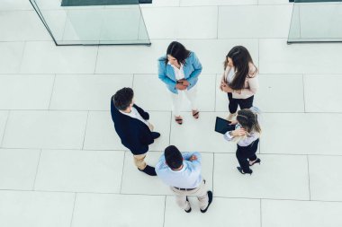 İnsanlar ofis binası salonunda