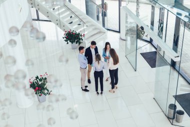 İnsanlar ofis binası salonunda