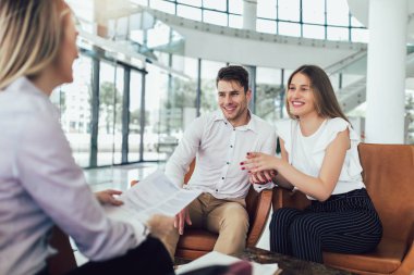 Mali danışman kendi inves için genç çift için rapor gösteren