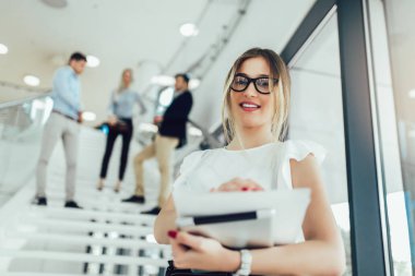 Güzel iş kadını kız elinde bir tablet tutan ve 