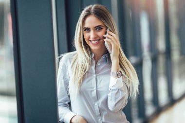 Cep telefonu ofiste olan kadın