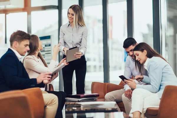 Business-Team, das an neuen Projekten arbeitet und lächelt. Mann und Frau — Stockfoto