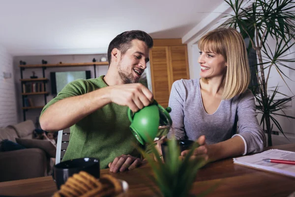 Par pratar i natt i vardagsrummet hemma och dricka — Stockfoto