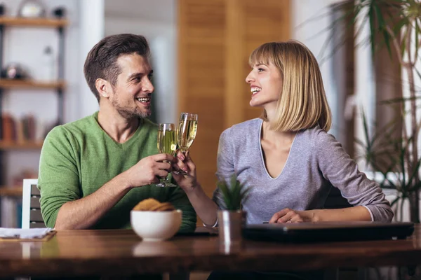 Paar unterhält sich nachts im Wohnzimmer und trinkt — Stockfoto