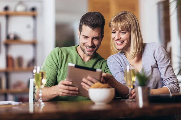 Young couple shopping on internet with tablet — Stock Photo, Image