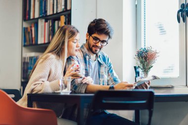Genç çift birbirleri ile harcama zaman zevk Cafe