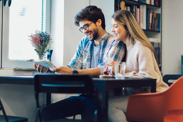 Pareja joven en la cafetería disfrutando del tiempo que pasan juntos — Foto de Stock