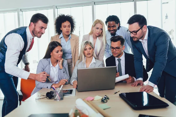 Groupe de jeunes gens d'affaires travaillant ensemble dans la création off — Photo