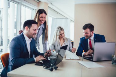 Ofis u iş projesi üzerinde çalışan yaratıcı iş insanları