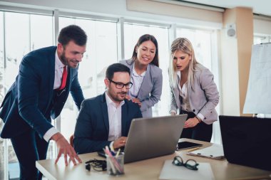 Ofis u iş projesi üzerinde çalışan yaratıcı iş insanları