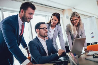 Ofis u iş projesi üzerinde çalışan yaratıcı iş insanları