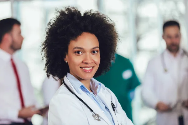 Hastanede afrikalı-amerikalı kadın doktorun portresi görünümlü bir — Stok fotoğraf