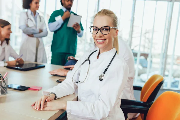 Porträt einer attraktiven Ärztin im Krankenhaus — Stockfoto