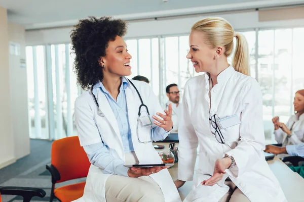 Ärzteteam sitzt am Tisch im Büro und diskutiert. — Stockfoto