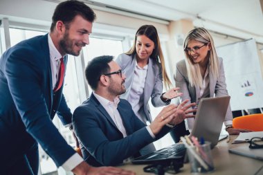 Ofis u iş projesi üzerinde çalışan yaratıcı iş insanları