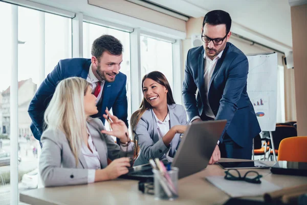 Entreprises créatives travaillant sur un projet d'entreprise au bureau u — Photo