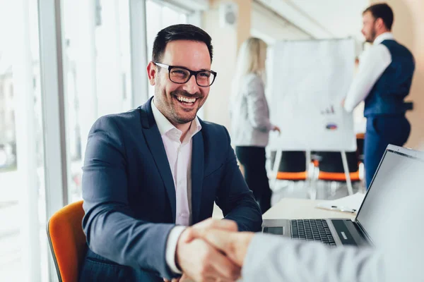 Negocios estrechando la mano con un cliente en la oficina — Foto de Stock