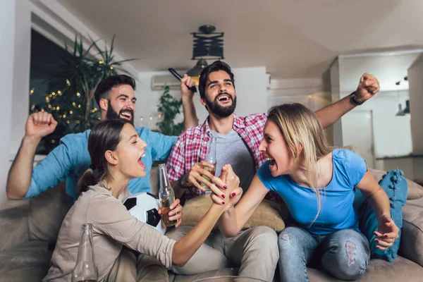 Amigos felices o aficionados al fútbol viendo fútbol en la televisión y celebraciones — Foto de Stock