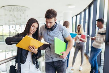 Üniversite salonunda birlikte okuyan iki öğrenci. 