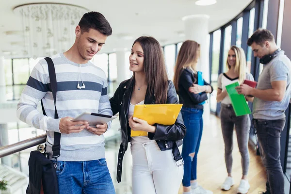 Dva studenti se pomocí digitální tabletu na vysoké škole. — Stock fotografie