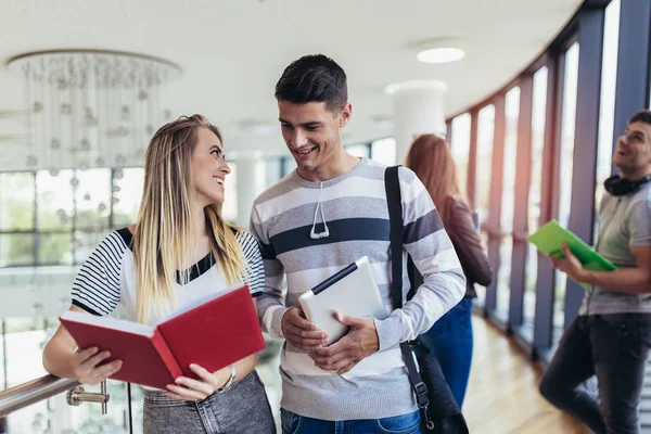 Twee studenten met behulp van zij digitale tablet aan een universiteit. — Stockfoto