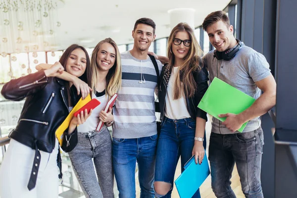 Gruppe junger Menschen studiert gemeinsam an der Universität — Stockfoto