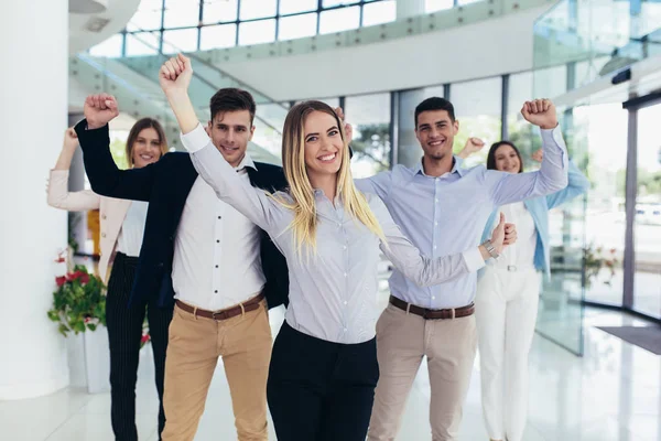 Grupo de gente de negocios feliz y personal de la empresa en offic moderno —  Fotos de Stock