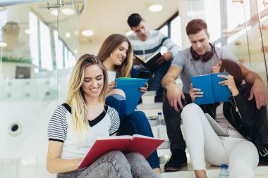 Üniversite hayatı. Öğrenciler kütüphanede okuyor. Gençler 